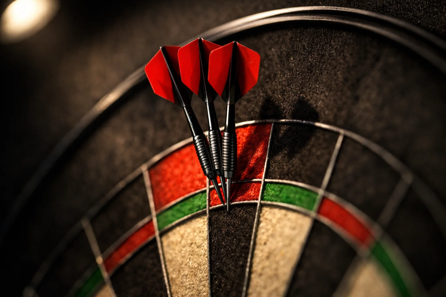 Drei Dartpfeile stecken in der Triple-20 einer beleuchteten Dartscheibe — Symbolbild für präzise Darts-Wettstrategie